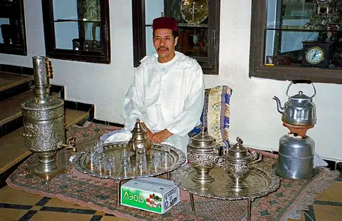 Théière marocaine avec plateau et verres